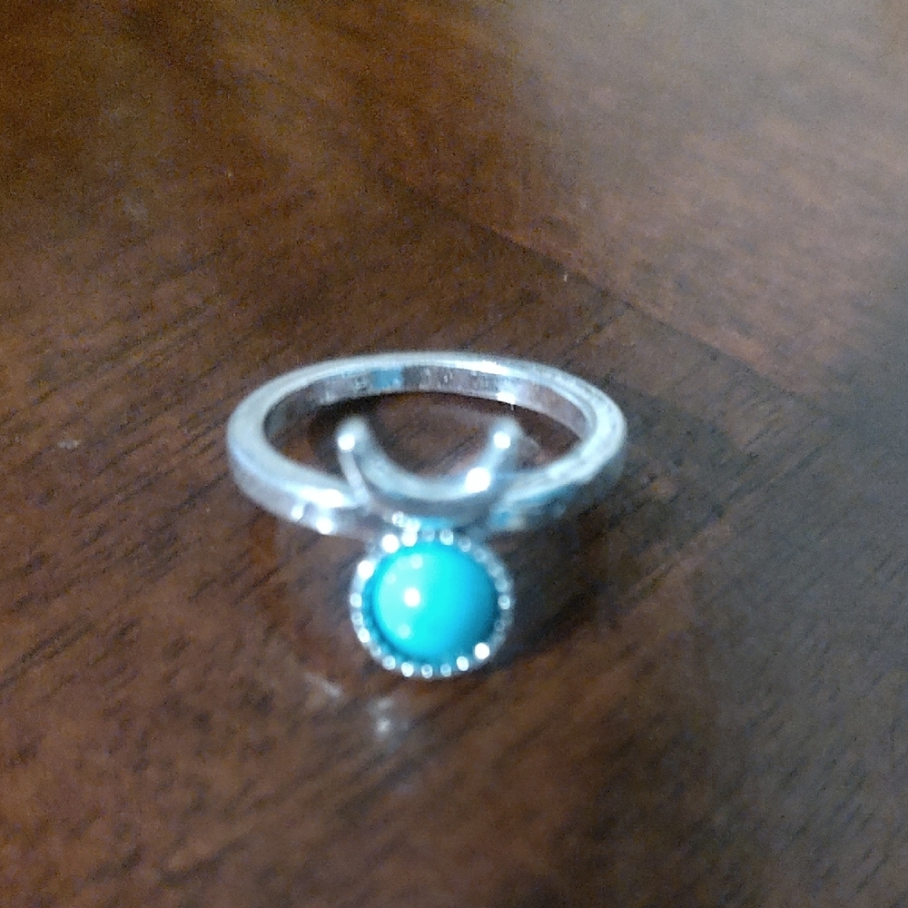 Chic Silver Ring with Turquoise Accent